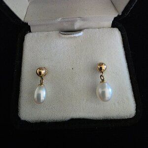 14K (585) Yellow Gold pearl drop earrings. (A146)